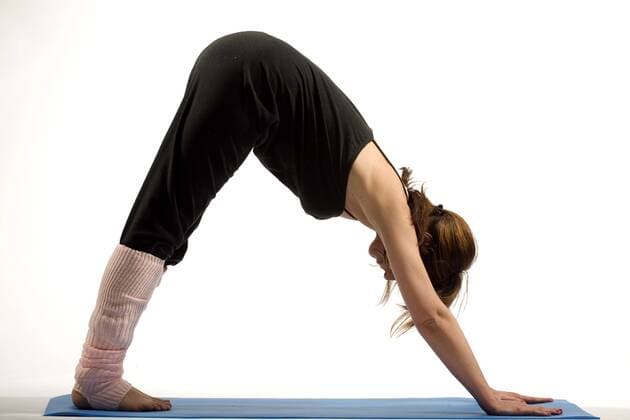 Frau bei einer Yogaübung - MODEL RELEASED -  o0 nach unten schauender Hund