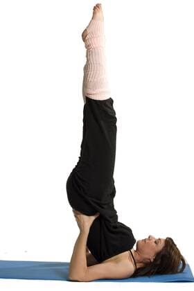 Frau bei einer Yogaübung - MODEL RELEASED -  o0 Schulterstand