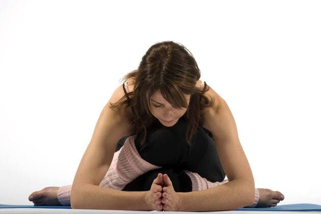 Frau bei einer Yogaübung - MODEL RELEASED -  o0 Vorbeuge