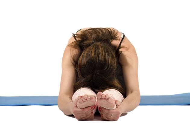 Frau bei einer Yogaübung - MODEL RELEASED -  o0 Vorbeuge