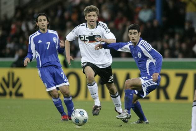 Thomas Müller (Deutschland U21, M) gegen Guy Asulin (L) und Ran Abukrat (Israel U21). o0 U 21