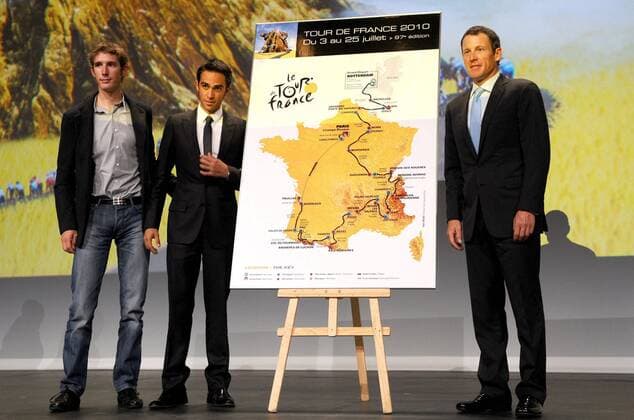 Lance Armstrong (USA Astana, re.), Andy Schleck (Luxemburg, li.) und Alberto Contador (Spanien Astana) bei der Streckenpräsentation der Tour de France 2010 -  o0 Karte Streckenverlauf Plan Übersicht Strecke, Streckenkarte, Tourplan
