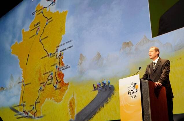 Tourdirektor Christian Prudhomme (Frankreich) präsentiert die Strecke der Tour de France 2010 -  o0 Karte Streckenverlauf Plan Übersicht Strecke, Streckenkarte, Tourplan
