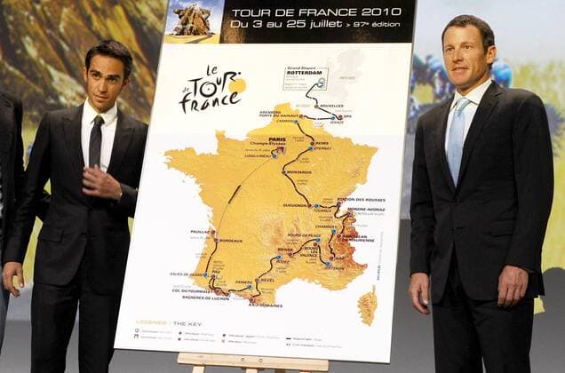 Lance Armstrong (USA, re.) und Alberto Contador (Spanien beide Astana) bei der Streckenpräsentation der Tour de France 2010 -  o0 Karte Streckenverlauf Plan Übersicht Strecke, Streckenkarte, Tourplan