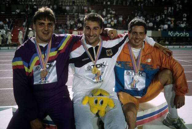 Siegerehrung Diskuswurf WM 1991 in Tokio: Weltmeister Lars Riedel (Deutschland, Mitte) zwischen Attila Horvath (Ungarn, li.) und Erik de Bruin (Niederlande) Leichtathletik WM Herren WM 1991, Gruppe Tokio Freude,