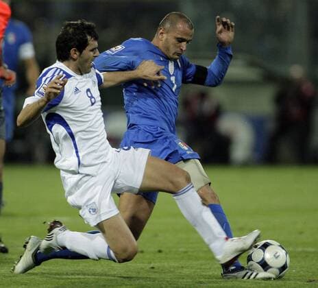 Simone Pepe (Italien, re.) gegen Galiuza Illia (Zypern) - 
