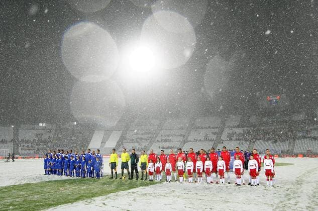 Starker Schneefall sorgt für widrige Bedingungen während der WM Qualifikation in Chorzow zwischen Polen (r.) und der Slowakei  20091014APPA_002AK o0 Schnee Schneespiel Wetter schlecht Witterungsbedingungen Polen Totale