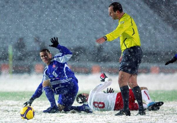 ERIK JENDRISEK (SVK, L) an REFEREE JONAS ERIKSSON (SWE) -  EN_00280222_027 o0 POL o00 Polen