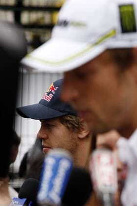 Sebastian Vettel (Deutschland Red Bull, hi.) und Jenson Button (England Brawn GP) im Interview