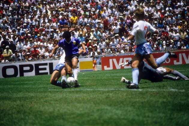 Diego Armando Maradona (Argentinien) auf dem Weg zum 2:0 Fußball WM Herren WM 1986, Länderspiel, Nationalteam, Nationaltrikot, Argentinien - England 2:1 Totale Mexiko City Dynamik, Kampf,