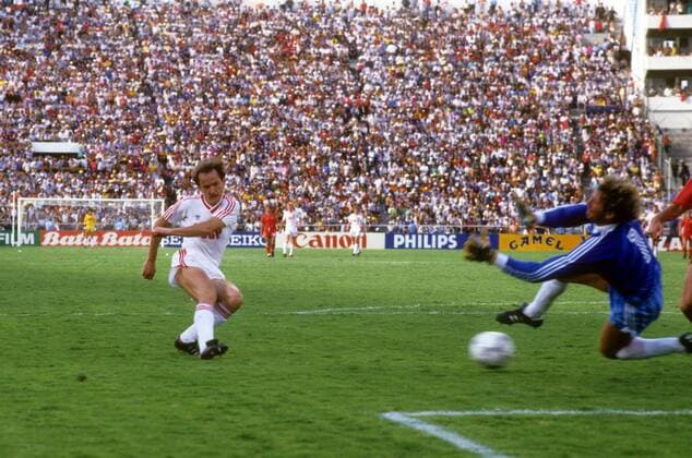Igor Belanov (UdSSR, li.) überwindet Torwart Jean Marie Pfaff (Belgien) und erzielt das Tor zum 2:1 Fußball WM Herren WM 1986, Länderspiel, Nationalteam, Nationaltrikot, UdSSR - Belgien 3:4 n.V. Gruppe Leon Dynamik,