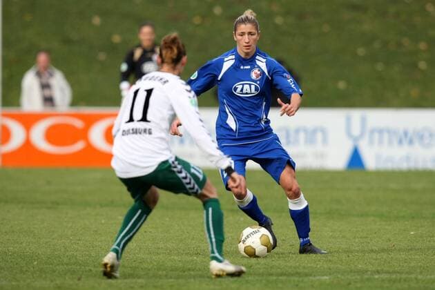 FCR 2001 Duisburg - 1. FFC Turbine Potsdam: Simone Laudehr ( Duisburg ), links - Bianca Schmidt ( Potsdam ), rechts