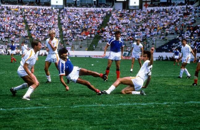 Bernard Genghini (Frankreich, Mitte li.) setzt sich gegen Stephane Demol (Belgien, Mitte re.) durch und erzielt das Tor zum 3:2 Fußball WM Herren WM 1986, Länderspiel, Nationalteam, Nationaltrikot, Spiel um Platz 3, Frankreich - Belgien 4:2 n.V. Gruppe Puebla Dynamik, Kampf, Abwehr,