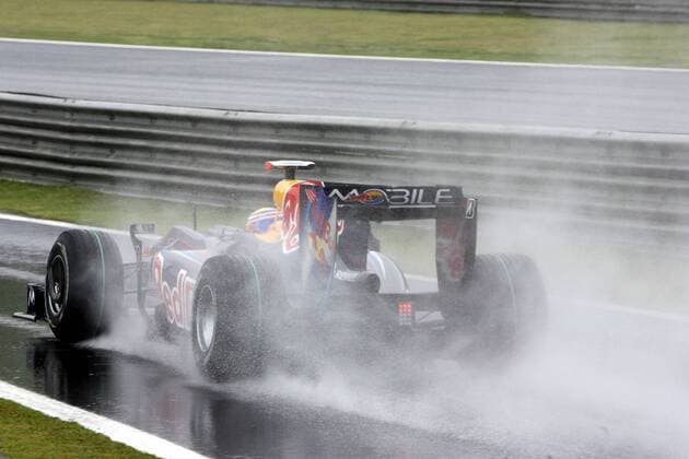 Mark Webber (Australien Red Bull) o00 Regenrennen Wasser Spray