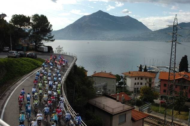 Lanzo d Intelvi am Rande der Giro di Lombardia  o0 Italien, Totale, Landschaft, See, Wasser, Peloton, Starterfeld, Fahrerfeld, Teilnehmerfeld