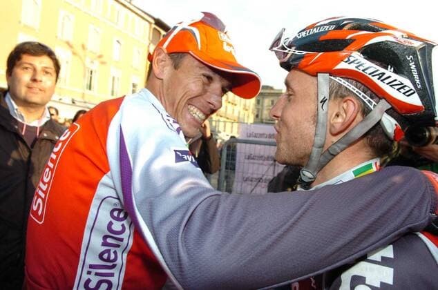Philippe Gilbert (Silence Lotto) gewinnt die Lombardei Rundfahrt, re. Matthew Lloyd (Silence Lotto)  o00 Sieg Jubel Freude