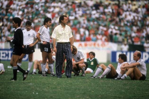Teamchef Franz Beckenbauer (BR Deutschland) und seine Spieler vor dem Elfmeterschießen im Viertelfinale der WM 1986 Fußball WM Herren WM 1986, Länderspiel, Nationalteam, Nationaltrikot, BRD - Mexiko 4:1 n.E. Gruppe Monterrey