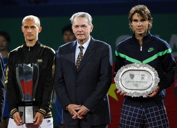 Nikolay Davydenko (Russland, li.) - Sieger Shanghai Masters 2009, daneben IOC Präsident Jacques Rogge (Belgien, Mitte) und Rafael Nadal (Spanien) -  o0 Sieg, Funktionär, Pokal, Trophäe o00 Objekte