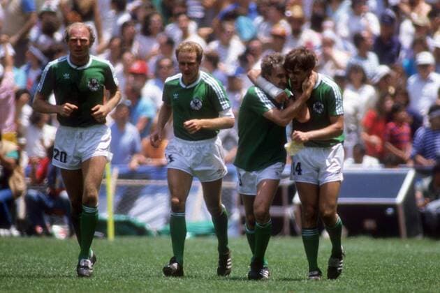 Torjubel BR Deutschland, v. li.: Dieter Hoeneß, Karl Heinz Rummenigge, Rudi Völler und Thomas Berthold Fußball WM Herren WM 1986, Länderspiel, Nationalteam, Nationaltrikot, Finale, BRD, BR Deutschland Gruppe Mexiko City Freude, Begeisterung,
