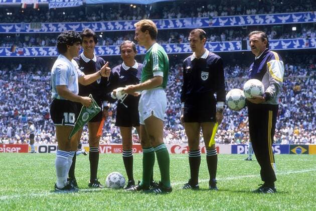 Diego Armando Maradona (Argentinien, li.) und Karl Heinz Rummenigge (BR Deutschland) - Seitenwahl vor dem Finale der WM 1986, dahinter FIFA Schiedsrichter Romualdo Arppi Filho (Brasilien) und die Linienrichter Erik Fredriksson (Schweden, re.) und Berny Ulloa Morera (Costa Rica) Fußball WM Herren WM 1986, Länderspiel, Finale, Nationalteam, Nationaltrikot, Argentinien - BRD 3:2, BR Deutschland Gruppe Mexiko City