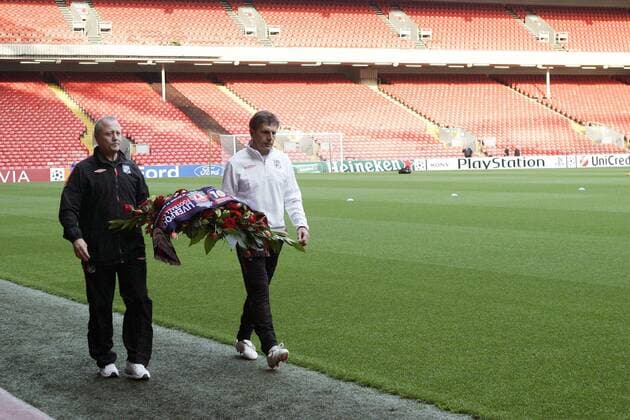 Trainer Claude Puel ( R ) und Sportlicher Berater Bernard Lacombe (Olympique Lyon, OL) erinnern mit einer Kranzneiderlegung an die Katastrophe von Hillsborough - EdLEMAISTRE 