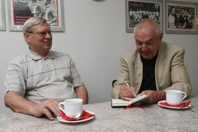 220909 Fußball HFC DDR Nationalmannschaft Kapitän Bernd Bransch (l.) wird 65 Jahre Interview mit Rainer Nachtigall o0 Journalist Fotoshooting privat