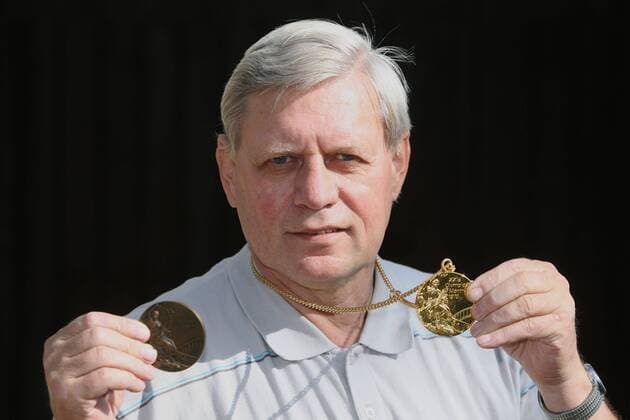 220909 Fußball HFC DDR Nationalmannschaft Kapitän Bernd Bransch (64) wird 65 Jahre alt , mit beiden Olympiamedaillen o00 Gold Bronze Olympiasieg Olympiasieger