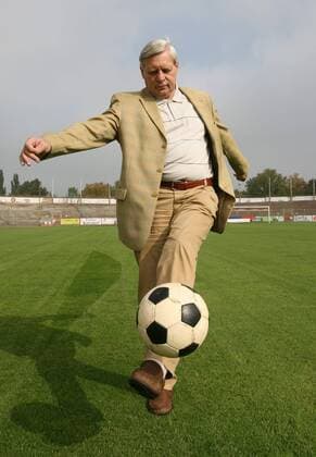 220909 Fußball HFC DDR Nationalmannschaft Kapitän Bernd Bransch (64) wird 65 Jahre o0 Freisteller Halle Saale
