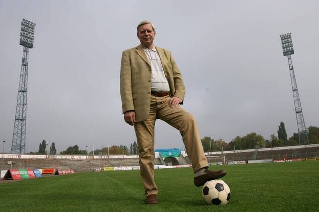 220909 Fußball HFC DDR Nationalmannschaft Kapitän Bernd Bransch (64) wird 65 Jahre o0 Freisteller Halle Saale Kurt Wabbel Stadion