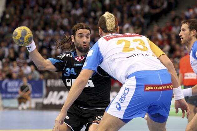HSV Hamburg - HC Croatia Osiguranje-Zagreb,Ivano Balic (Zagreb, li.) im Duell mit Pascal Hens (HSV, r.)