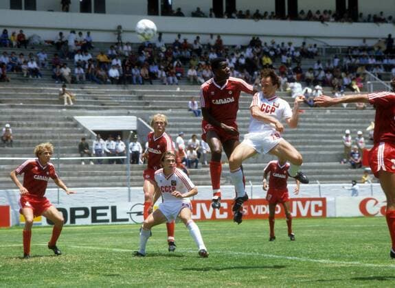 Igor Belanov (UdSSR, re.) gegen Randy Samuel (Kanada) Fußball WM Herren WM 1986, Länderspiel, Nationalteam, Nationaltrikot, UdSSR - Kanada 2:0 Totale Irapuato Dynamik,