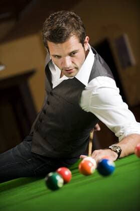 Mann spielt Billard - MODEL RELEASED ibxyan01312433 o00 Indoor, Shooting, Einzelbild Pool Poolbillard