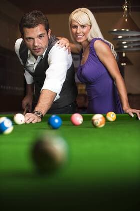 Mann und Frau beim Billardspielen - MODEL RELEASED ibxyan01312505 o00 Indoor, Shooting, Pool Poolbillard