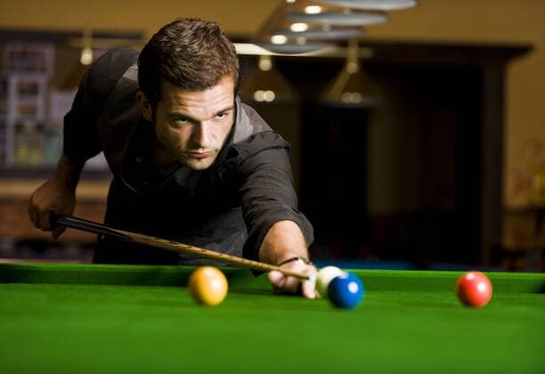 Mann spielt Billard - MODEL RELEASED ibxyan01312394 o00 Indoor, Shooting, Einzelbild
