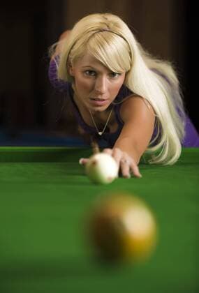 Junge Frau spielt Billard - MODEL RELEASED ibxyan01312406 o00 Indoor, Shooting, Einzelbild