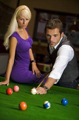 Paar beim Billard - MODEL RELEASED ibxyan01312417 o00 Indoor, Shooting Pool Poolbillard