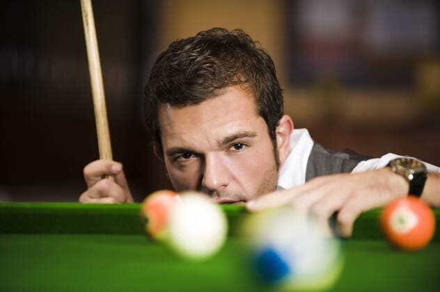 Mann spielt Billard - MODEL RELEASED ibxyan01312425 o00 Indoor, Shooting, Einzelbild Pool Poolbillard Objekte Equipment Kugel Kugeln