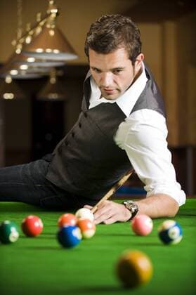 Mann spielt Billard - MODEL RELEASED ibxyan01312432 o00 Indoor, Shooting, Einzelbild Pool Poolbillard