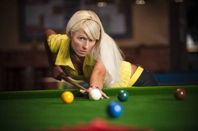 Junge, attraktive Frau spielt Snooker Billard - MODEL RELEASED ibxyan01312492 o00 Indoor, Shooting, Einzelbild