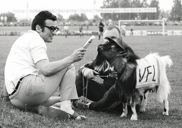 Trainer Heiner Winnecke (VfL Wolfsburg) mit dem VfL Ziegenbock Fußball Herren Saison 1966 1967 Einzelbild Aufnahmedatum geschätzt