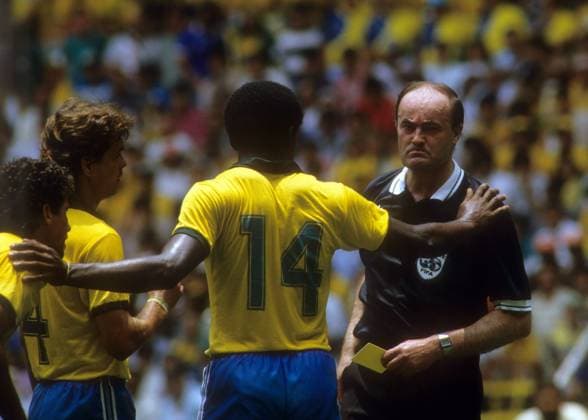 FIFA Schiedsrichter Volker Roth (BR Deutschland, re.) zückt die gelbe Karte, daneben Julio Cesar (14) und Edinho (beide Brasilien) Fußball WM Herren WM 1986, Länderspiel, Nationalteam, Nationaltrikot, Gruppe Guadalajara Spannung,