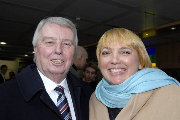 FIFA-Frauen-WM 2011 - Vorstellung der WM-Botschafter und des WM-Aussenstellenleiters in Frankfurt: DFB-Vizepräsident Engelbert Nelle mit Claudia Roth, Bundesvorsitzende von Bündnis 90 die Grünen o0 Funktionär people Politik Porträt