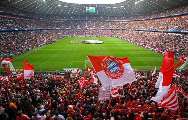 Fans des FC Bayern München schwenken ihre Fahnen in ihrer Heimspielstätte, der Allianz Arena o0 Sportstätte Totale Fan, Fußballfan, Publikum Objekte Fahne, Vereinsfahne, Vereinsfahnen o00 Stadion