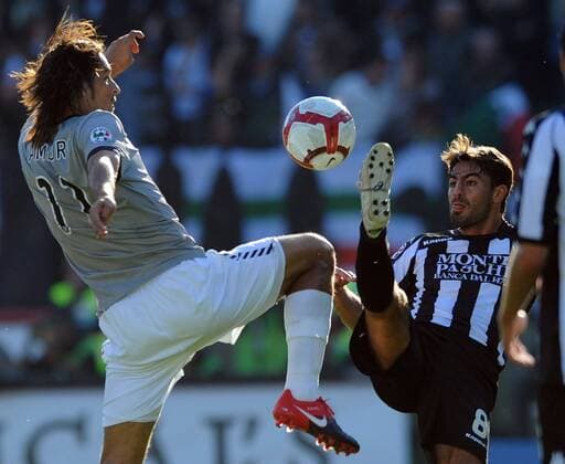 AC Siena vs Juventus Turin Juve: Amauri (Juventus, (L) vs Simone Vergassola 