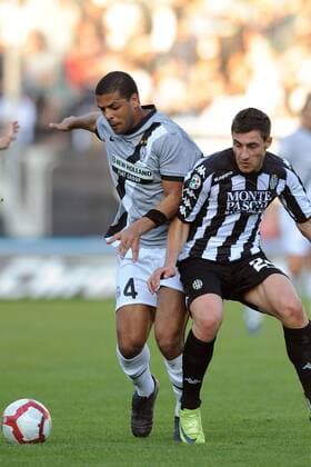 AC Siena vs Juventus Turin Juve: Felipe Melo (Juve, L) vs Mato Jajalo 