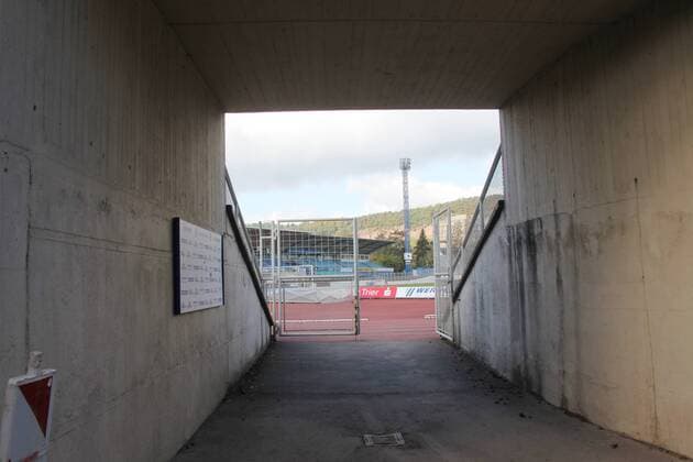Fußball, Stadiongeschichte Eintracht Trier Spielertunnel des Moselstadions Spielertunnel - Heimspielstätte von Eintracht Trier o0 Moselstadion o0 Stadion Totale