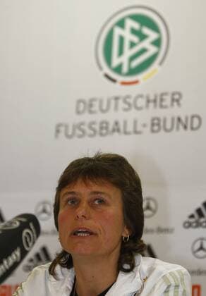 Co Trainerin Ulrike BALLWEG (Deutschland) - Pressekonferenz o0 Trainer o00 Logo Emblem Verbandslogo Verbandsemblem