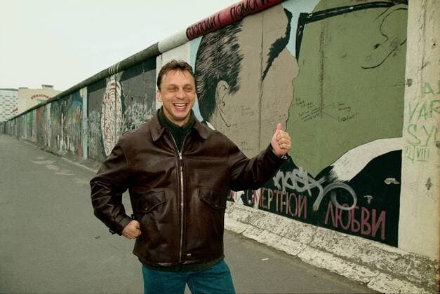 Andreas Thom (Deutschland) vor der Berliner Mauer mit dem Motiv DER BRUDERKUSS o0 optimistisch, east side gallery DDR