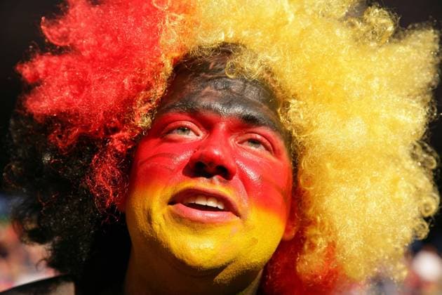 A Germany fan with a painted face and wig xHOCHxZWEIx xClevaxMediax  o0 Fan, Zuschauer Gesichtsbemalung Nationalfarben Perücke Porträt o0 EM Euro o00 Aufmacher