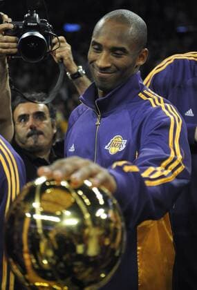 Kobe Bryant (C) of Los Angeles Lakers reacts during a ceremony before Lakers season opening basketball game against Los Angeles Clippers at Staples Center, Los Angeles, Oct. 27, 2009. Lakers won 99-92. 